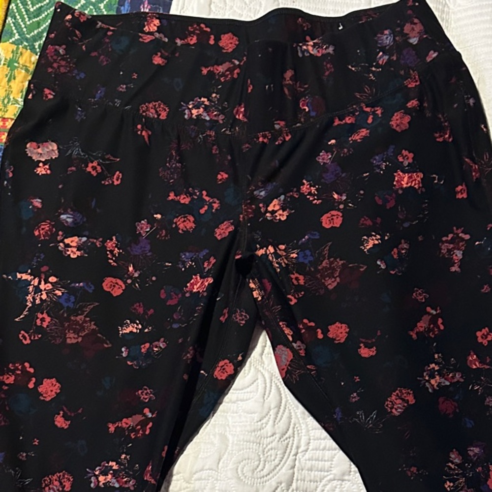LANE BRYANT LIVI BLACK FLORAL POWER PULL ON ANKLE CROP PANTS PLUS SZ 22/24 WOMEN